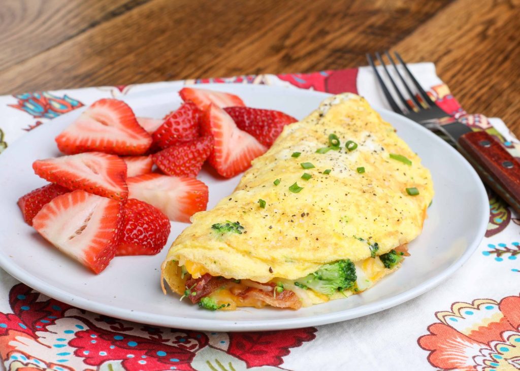 Cheesy omelet with broccoli and bacon