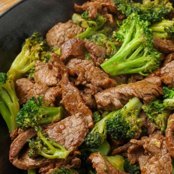 beef and broccoli in stir fry pan