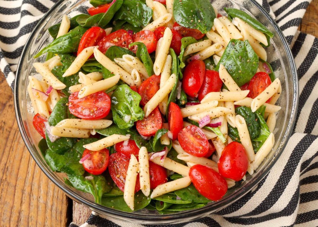 pasta salad with spinach and fresh tomatoes