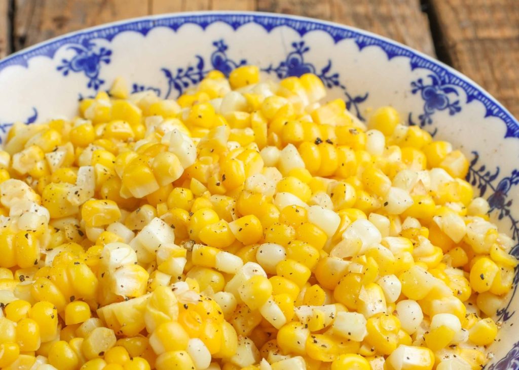 Cooked corn in bowl